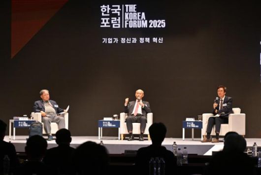 박병원(왼쪽부터) 전 한국경영자총협회 회장, 이학영 경제사회연구원 고문, 김기찬 가톨릭대 경영학부 교수가 27일 서울 중구 웨스틴조선에서 '기로에 선 한국 핵심산업'을 주제로 열린 '2025 한국포럼'에서 토론하고 있다. 최주연 기자