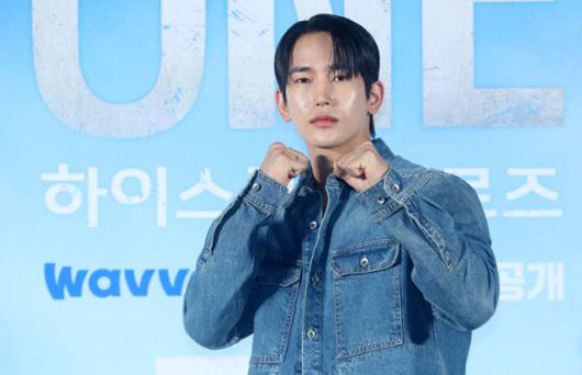 방송인 육준서가 28일 오전 서울 광진구 롯데시네마 건대입구에서 열린 드라마 '원 하이스쿨히어로즈' 제작발표회에서 포즈를 취하고 있다. 뉴시스