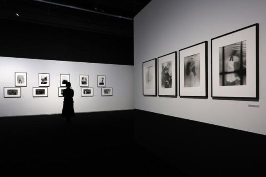 서울시립 사진미술관 개관을 앞둔 28일 서울 도봉구 서울시립 사진미술관에서 개관특별전 '광채 光彩 : 시작의 순간들' 전시 작품을 선보이고 있다. 뉴시스