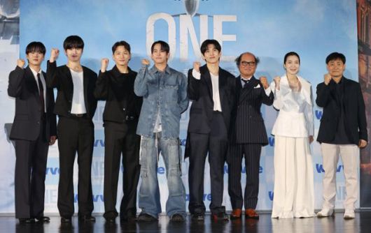 28일 서울 광진구 롯데시네마 건대입구점에서 열린 웨이브 드라마 '원: 하이스쿨히어로즈' 제작발표회에서 배우 이정하(왼쪽부터), 김도완, 유희제, 육준서, 임성균, 김상호, 김주령, 이성태 감독이 포즈를 취하고 있다.연합뉴스