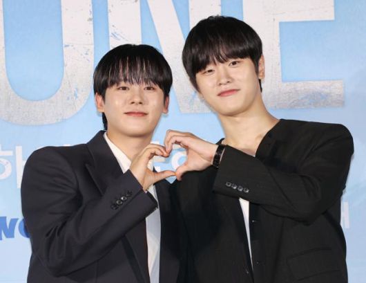 배우 이정하(왼쪽), 김도완이 28일 서울 광진구 롯데시네마 건대입구점에서 열린 웨이브 드라마 '원: 하이스쿨히어로즈' 제작발표회에서 포즈를 취하고 있다. 연합뉴스