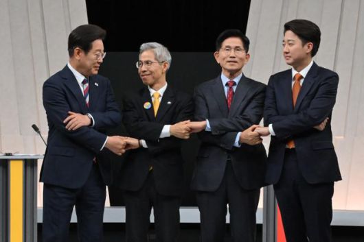 27일 열린 중앙선거방송토론위원회 주관 제21대 대통령선거 3차 후보자 토론회 시작에 앞서 각 정당의 대선 후보들이 기념촬영을 하고 있다. 왼쪽부터 이재명 더불어민주당, 권영국 민주노동당, 김문수 국민의힘, 이준석 개혁신당 대선 후보. 뉴시스