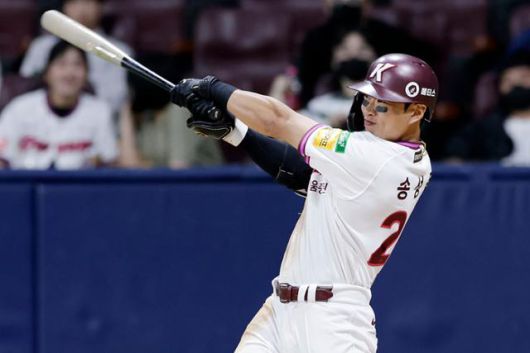 키움 주장 송성문은 저조한 팀 성적에 마음이 무겁다. 뉴시스