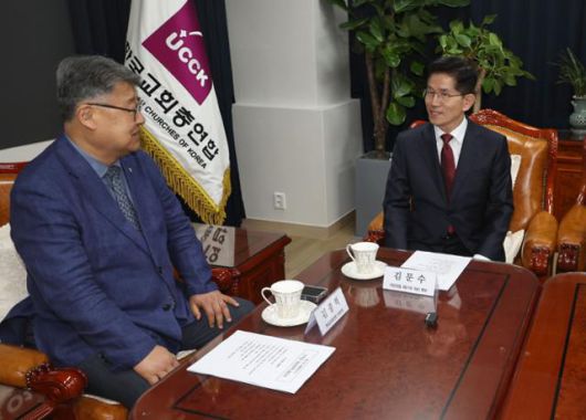 김문수 국민의힘 대선 후보가 지난 19일 서울 종로구 기독교회관을 찾아 김종혁 한국교회총연합회 회장(왼쪽)과 이야기를 하고 있다. 하상윤 기자