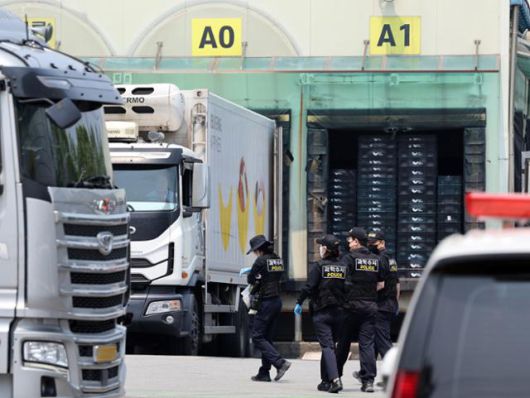 27일 경기 시흥시 SPC삼립 시화공장에서 국립과학수사연구원 등 관계자들이 근로자 안전 사고 관련 합동 감식을 위해 이동하고 있다. 뉴스1