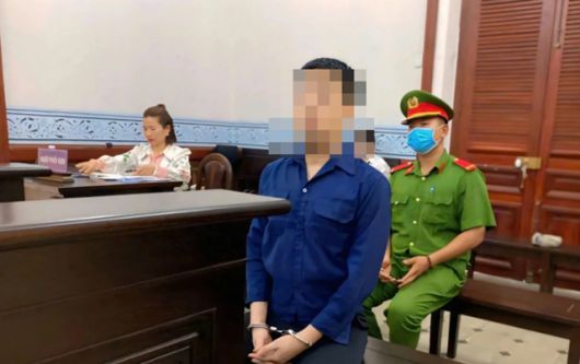 아버지를 살해한 혐의로 기소된 한국인 임모(왼쪽 두 번째)씨가 28일 베트남 호찌민시 인민법원에서 재판부로부터 사형 선고를 받고 있다. 탄니엔신문 캡처