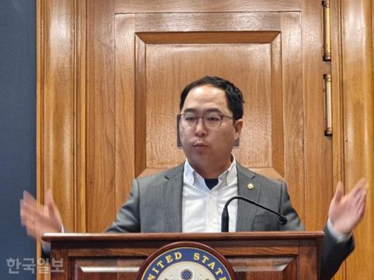 한국계인 앤디 김 미국 연방 상원의원이 28일 미 워싱턴 덕슨 상원의원 회관에서 한국 등 아시아·태평양 국가 언론을 대상으로 기자간담회를 하고 있다. 워싱턴=권경성 특파원