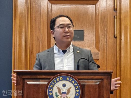 한국계인 앤디 김 미국 연방 상원의원이 28일 미 워싱턴 덕슨 상원의원 회관에서 한국 등 아시아·태평양 국가 언론을 대상으로 기자간담회를 하고 있다. 워싱턴=권경성 특파원