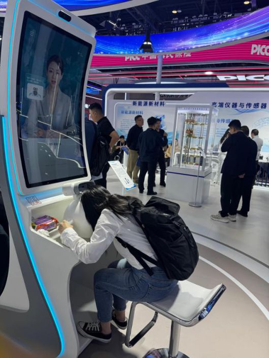 8일 중국 베이징 국가회의중심에서 열린 제27회 베이징 국제과학기술산업박람회에서 기자가 관웨이즈넝의 AI 중의학 장비로 건강검사를 진행하고 있다. 베이징=이혜미 특파원