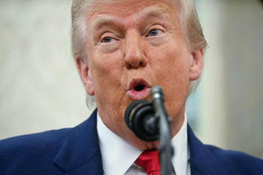 도널드 트럼프 미국 대통령이 28일 워싱턴 백악관 집무실(오벌오피스)에서 열린 제닌 피로 워싱턴DC 임시 연방 검사장 취임식에 참석해 연설하고 있다. 워싱턴=AFP 연합뉴스