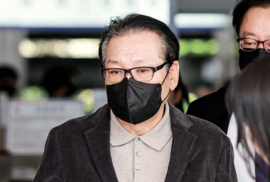 '건진법사' 전성배씨가 12일 서울 양천구 서울남부지법에서 열린 정치자금법 위반 혐의 재판 두 번째 기일을 마친 뒤 법원을 나서고 있다. 뉴시스