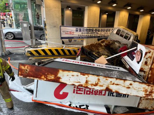 30일 오전 서울 용산구 갈월지하차도에 진입한 김문수 국민의힘 대선후보 선거 유세차량이 전복되는 사고가 발생했다. 이 사고로 차량에 설치된 발전기에 화재가 발생해 소방당국이 진화 작업을 벌였다. 뉴스1