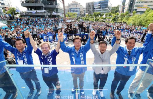 이재명 더불어민주당 대선 후보가 30일 오후 강원 원주시 원주행복마당에서 열린 원주 유세에서 참석자들과 손을 잡고 기념촬영을 하고 있다. 왼쪽부터 이광재 공동선대위원장, 송기헌 의원, 이 후보, 여홍철 대한체조협회 전무이사, 우상호 공동선대위원장. 원주=고영권 기자