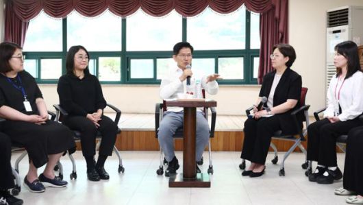 김문수 국민의힘 대선 후보가 29일 경기 안산시 초지종합사회복지관에서 사회복지사들과 간담회를 하고 있다. 뉴시스