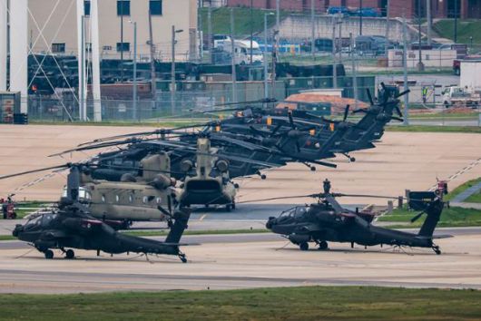 23일 경기 평택시 캠프 험프리스에 주한미군 아파치 헬기와 시누크 헬기가 세워져 있다. 평택=뉴시스