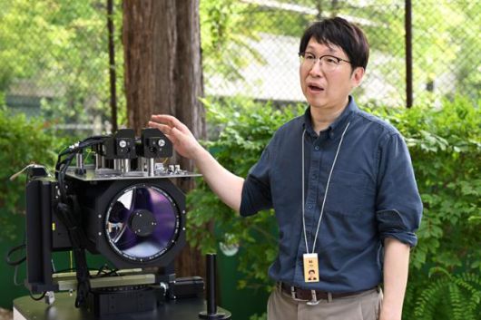 이경운 KT 미래네트워크연구소 액세스망연구담당 책임연구원이 21일 서울 서초구 KT우면연구센터에서 양자암호 통신 장비에 관해 설명하고 있다. 박시몬 기자 이경운 KT 미래네트워크연구소 액세스망연구담당 책임연구원이 21일 서울 서초구 KT우면연구센터에서 양자암호 통신 장비에 관해 설명하고 있다. 박시몬 기자