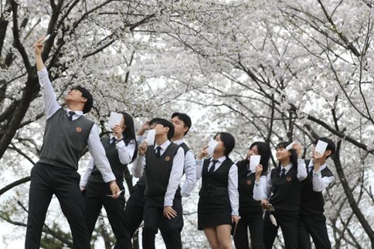 경기 수원의 고3 학생들이 지난해 4월, 제22대 국회의원 선거 사전투표를 마친 뒤 투표확인증을 들고 인증샷을 남기고 있다. 뉴스1