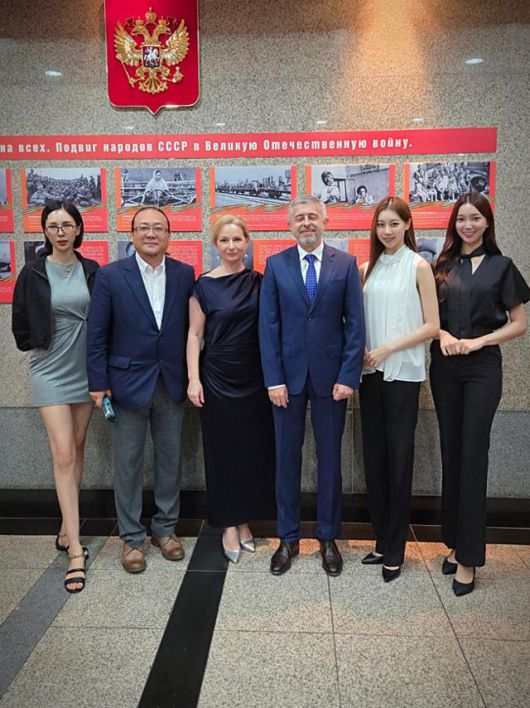 미스코리아 김수현, 양천문화재단 천동희 이사장, 마리아 지노비예바(Maria Zinovieva), 주한 러시아 대사 게오르기 지노비예프, 미스코리아 정규리, 미스코리아 장다연(왼쪽부터 차례로)이 故 류드밀라 남을 추모하는 음악회에 참석했다. 글로벌이앤비 제공