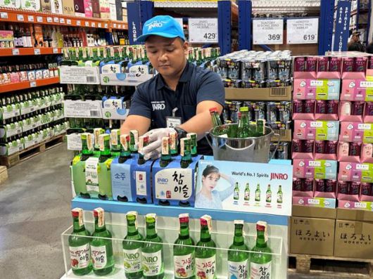 19일 마닐라 북부 마카티시에 있는 창고형 할인 매장 SR에서 참이슬 시음 행사가 진행되고 있다. 하이트진로 제공