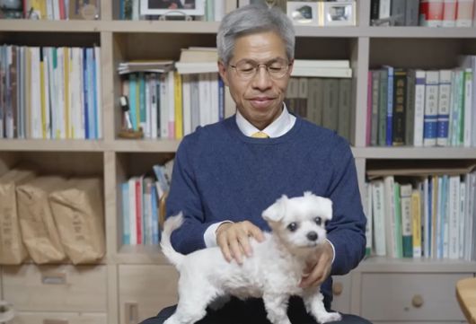 권영국 민주노동당 대통령후보가 반려견 '말이'와 함께 대통령선거 동물 공약을 발표하는 영상을 찍고 있다. 민주노동당 유튜브 캡처
