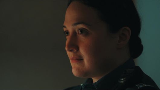 아메리칸 원주민 출신인 캠은 인도계 소녀 리나의 실종과 죽음에 관심을 갖는다. 월트디즈니컴퍼니 코리아 제공