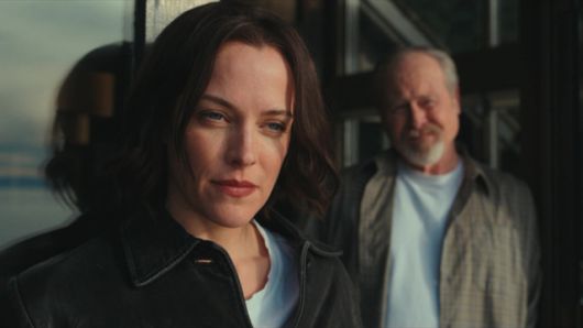 젊은 작가 리베카는 미국 뉴욕에서 고향으로 돌아왔다가 10대 소녀의 죽음을 알게 되고 관심을 갖게 된다. 월트디즈니컴퍼니 코리아 제공