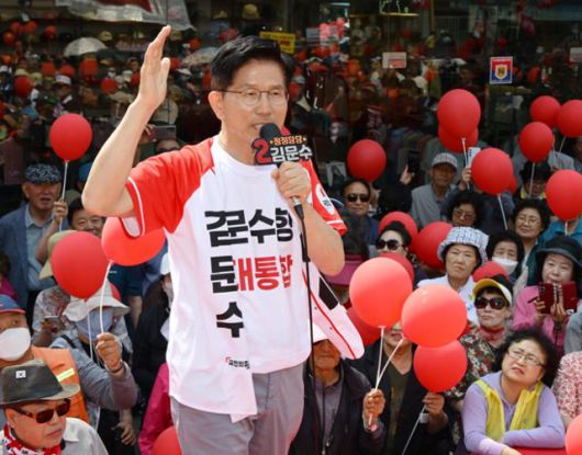 김문수 국민의힘 대선 후보가 지난달 30일 충북 충주시 젊음의 거리에서 유세하며 지지를 호소하고 있다. 충주=정다빈 기자