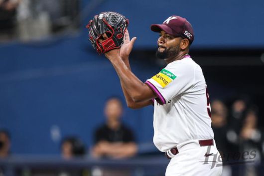 알칸타라가 1일 두산전에서 6회를 무실점으로 막은 후 박수를 치며 마운드를 내려가고 있다. 키움 제공