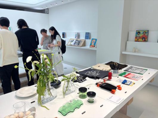 방문객들이 지난달 30일 서울 용산구 나인원한남에 위치한 츠타야의 팝업 매장에서 상품을 둘러보고 있다. 김수미 인턴기자