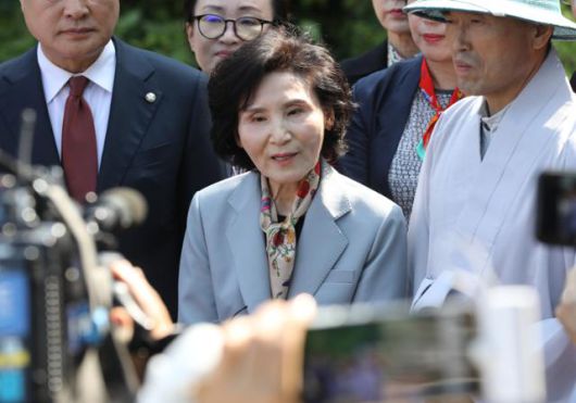 김문수 국민의힘 대통령 후보 부인 설난영(가운데)씨가 지난달 26일 부산 금정구 범어사 안양암을 방문해 취재진 질문에 답하고 있다. 부산=뉴스1