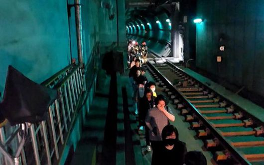 지난달 31일 오전 서울 지하철 5호선 마포역에서 여의나루역 구간을 지나는 열차에서 방화로 인한 화재가 발생, 승객들이 선로를 통해 대피하고 있다. 영등포소방서 제공