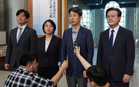 윤건영 더불어민주당 의원을 비롯한 국회 행정안전위원회 소속 의원들이 1일 서울 서대문구 경찰청을 찾아 리박스쿨 의혹과 관련해 항의 방문을 마친 뒤 발언하고 있다. 왼쪽부터 김성회 민주당 의원, 용혜인 기본소득당 의원, 윤 의원, 채현일 민주당 의원. 뉴스1