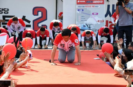 국민의힘 김문수 대선 후보가 30일 충북 제천 중앙시장 앞에서 유세를 갖고 지지를 호소하며 큰절을 하고 있다. 제천=정다빈 기자