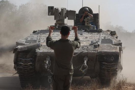 이스라엘방위군(IDF) 병사들이 지난달 19일 남부 가자지구 접경 지역에서 이동하고 있다. EPA 연합뉴스