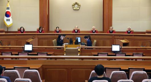 김형두(가운데) 헌법재판소장 권한대행을 비롯한 헌법재판관들이 지난달 29일 서울 종로구 헌법재판소 대심판정에서 열린 5월 심판사건 선고를 위해 자리에 앉아있다. 뉴스1