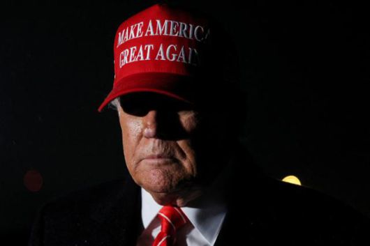 도널드 트럼프 미국 대통령이 지난달 30일 매릴랜드주 앤드루스합동기지에서 이동하고 있다. 앤드루스합동기지=로이터 연합뉴스