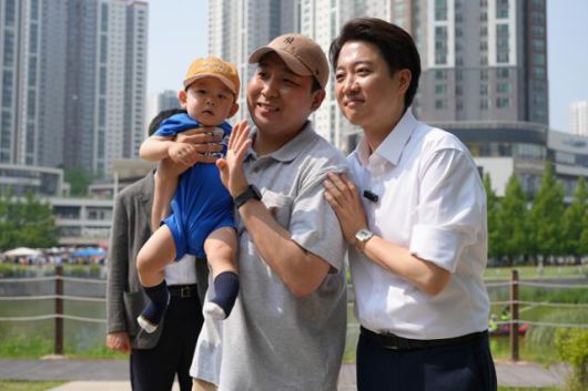 이준석 개혁신당 대선 후보가 1일 경기도 화성시 동탄호수공원에서 시민과 기념촬영을 하고 있다. 개혁신당 제공