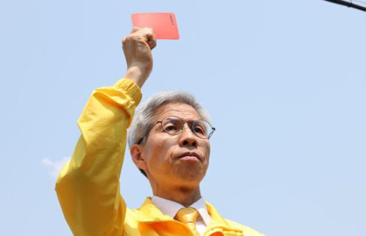 권영국 민주노동당 대통령 후보가 지난달 29일 광주 광산구 금호타이어 광주공장 앞 정문에서 이준석 개혁신당 후보의 발언에 대해 '레드카드'를 들고 경고하고 있다. 광주=뉴스1