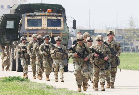 주한미군 장병들이 4일 경기 평택시 캠프 험프리스에서 열린 '미2사단·한미연합사단 최고 분대 선발대회'에서 이동하고 있다. 연합뉴스