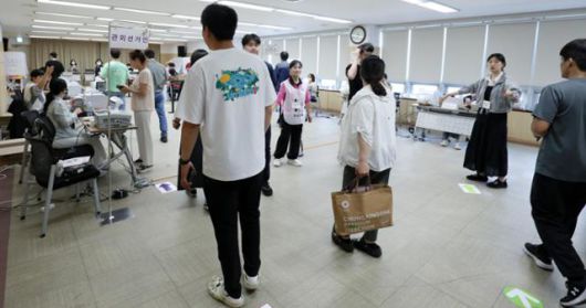 제21대 대통령 선거 사전투표 둘째 날이었던 지난달 30일 전북 완주군 봉동읍행정복지센터에 마련된 사전투표소에서 유권자들이 투표를 하고 있다. 완주=뉴스1