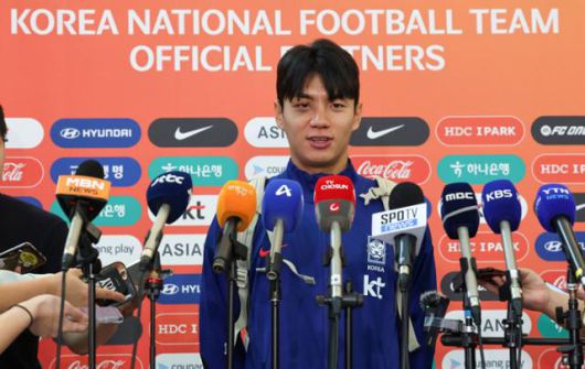 생애 처음으로 태극마크를 단 전진우(전북)가 2일 인천국제공항에서 2026 북중미 월드컵 아시아 3차 예선을 위해 이라크로 출국하기 앞서 인터뷰를 하고 있다. 뉴스1