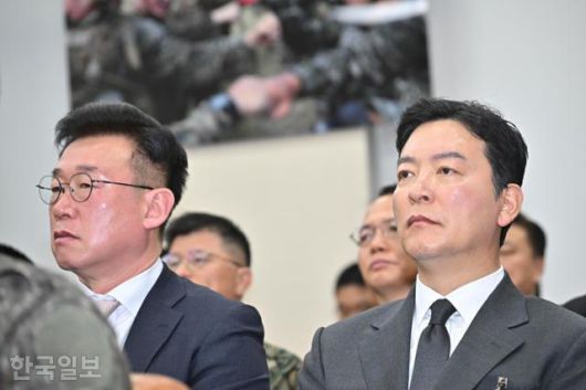 김성훈(오른쪽) 대통령경호처 차장, 이광우 경호본부장이 1월 22일 서울 여의도 국회에서 열린 윤석열 정부의 비상계엄 선포를 통한 내란 혐의 진상규명 국정조사특별위원회 청문회에 참석해 있다. 정다빈 기자