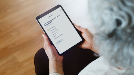 임상시험에 참여한 한 환자가 전자 설문지를 작성하고 있다. 메디데이터 제공