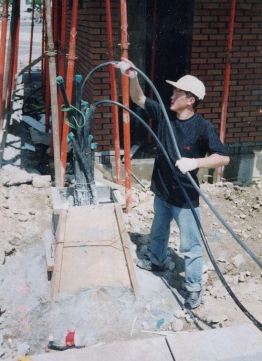 몽한 사전(용어집)을 만든 몽골인 한국어 강사 바트도르찌가 1997년 6월 주차장 건설 현장에서 전기 설비 공사를 하고 있다. 바트도르찌 제공