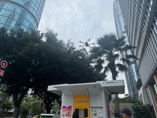 지난달 24일 중국 광둥성 선전시에서 상품을 싣고 온 드론이 메이퇀의 드롭함 위에 착륙을 시도하고 있다. 선전=이혜미 특파원