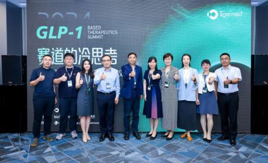 2024년 7월 중국 상하이 장강에서 타이거메드가 개최한 임상시험 심포지엄에 참석한 이들이 기념사진을 찍고 있다. 타이거메드 제공