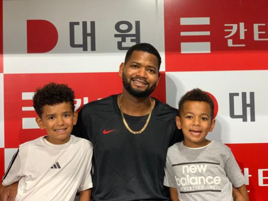 알칸타라(가운데)가 첫째 아들 로만(왼쪽 첫 번째)과 둘째 아들 빅터와 나란히 앉아 미소 짓고 있다. 박주희 기자