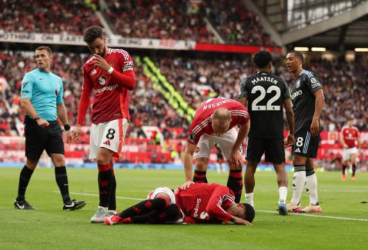 5월 25일 맨유와 애스턴 빌라의 잉글랜드 프리미어리그(EPL) 최종전에서 맨유의 주장 브루누 페르난드스(왼쪽 두 번째) 등 선수들이 지쳐있는 모습을 보이고 있다. 로이터 연합뉴스