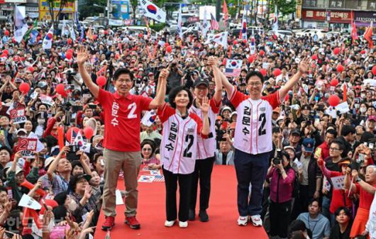 김문수 국민의힘 대선 후보와 배우자 설난영 여사, 딸 동주 씨, 사위가 5월 22일 경기 부천시 부천역마루광장에서 열린 집중유세에서 손을 맞잡고 시민들에게 인사하고 있다. 하상윤 기자