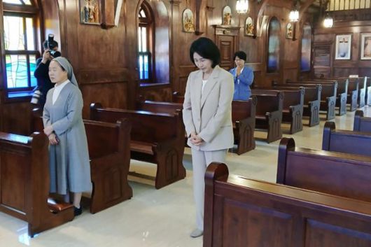 이재명 민주당 대선후보 배우자 김혜경(앞줄 오른쪽) 여사가 5월 27일 전남 고흥군 소록도를 방문, 성당에서 기도를 하고 있다. 소록도 주민자치회 제공